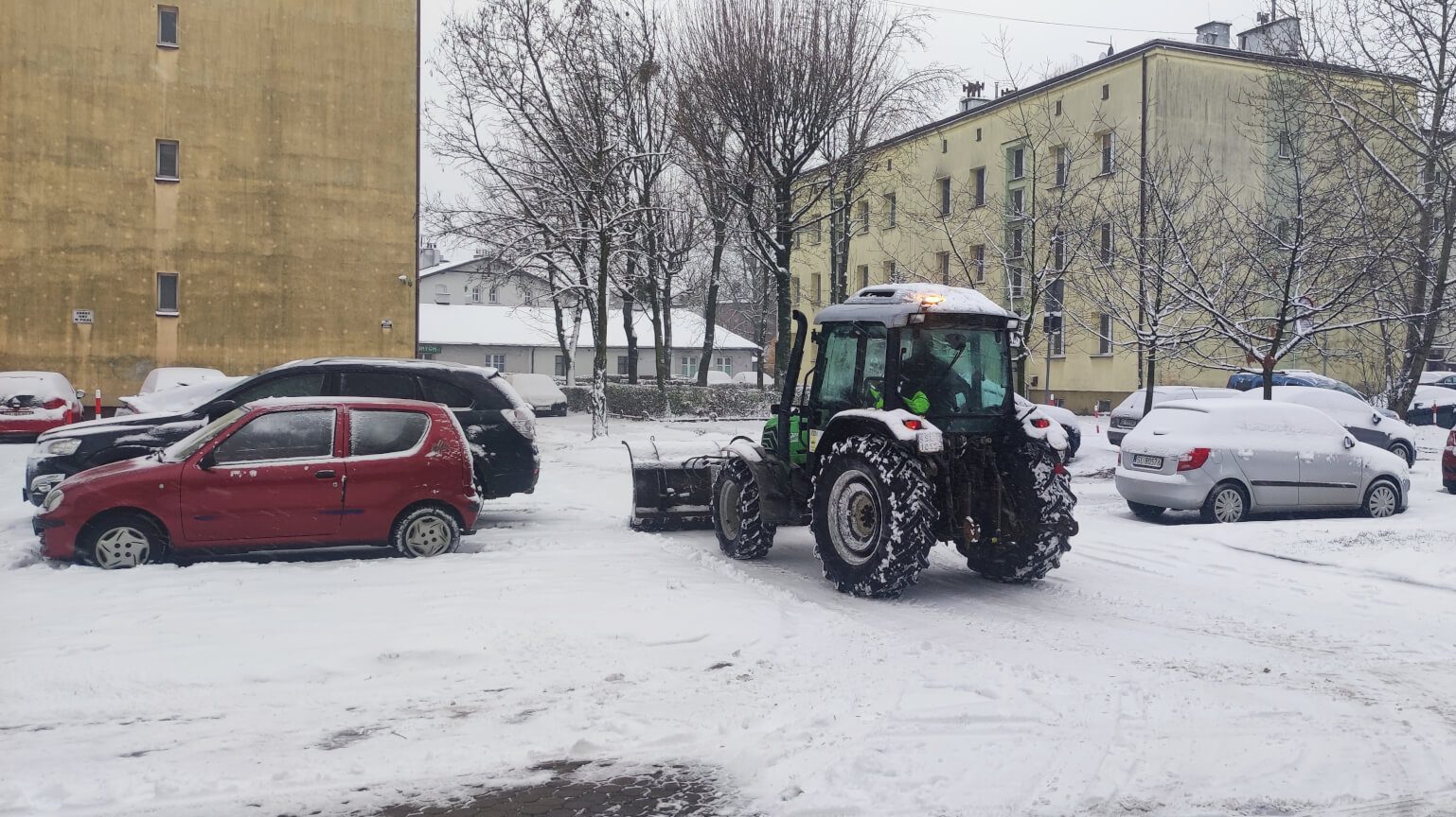 W odśnieżaniu osiedla pomagał ciągnik z pługiem