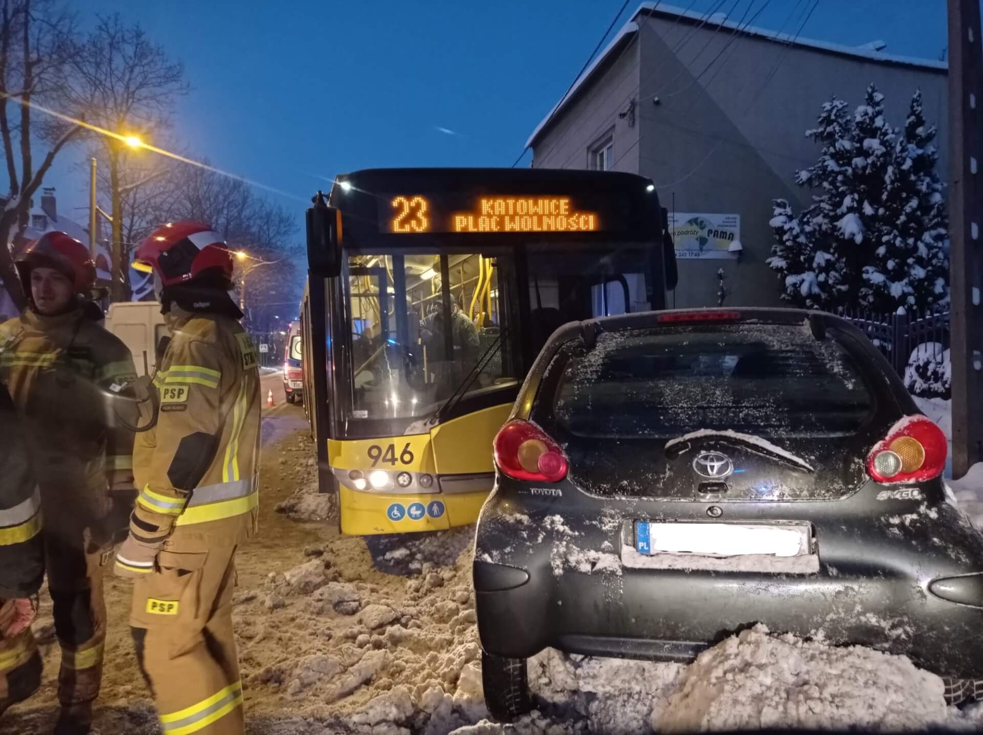 Toyota uderzyła czołowo w autobus