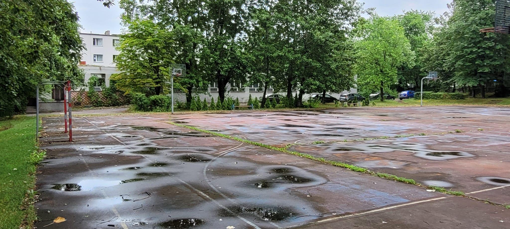 Przyszkolne boiska nie nadawały się już do użytku