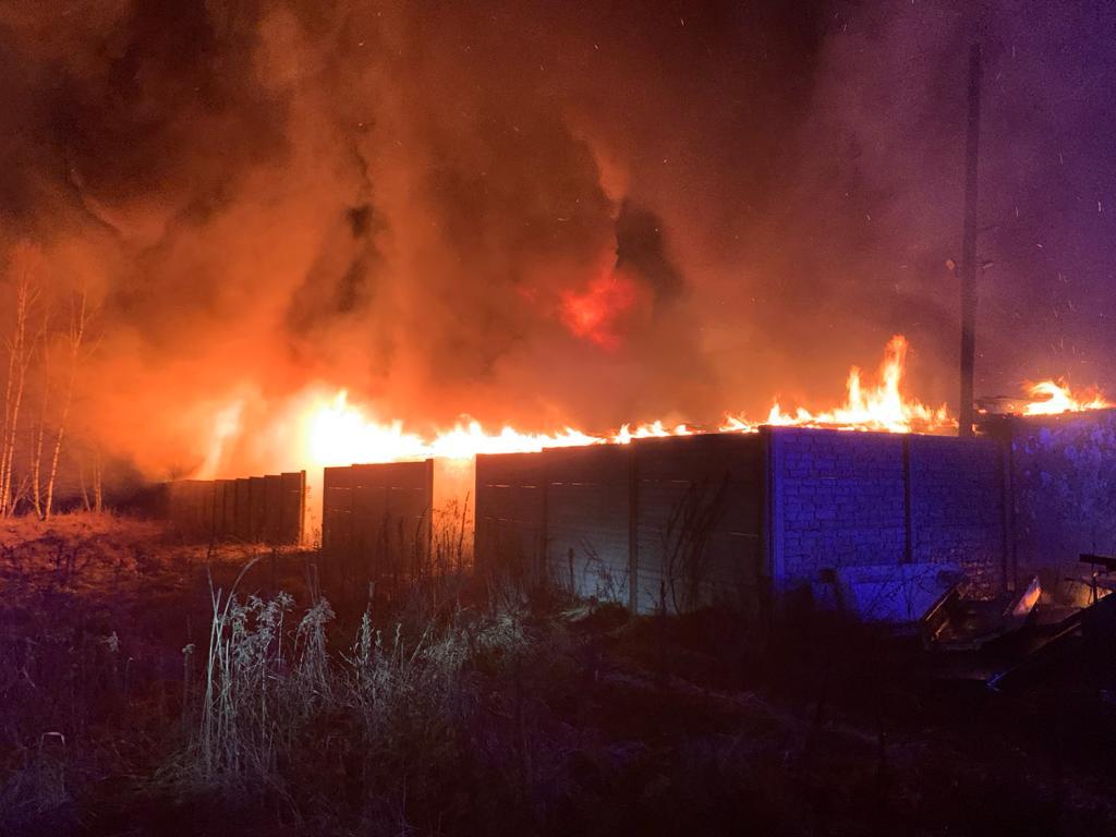 Pożar hali magazynowej w Halembie