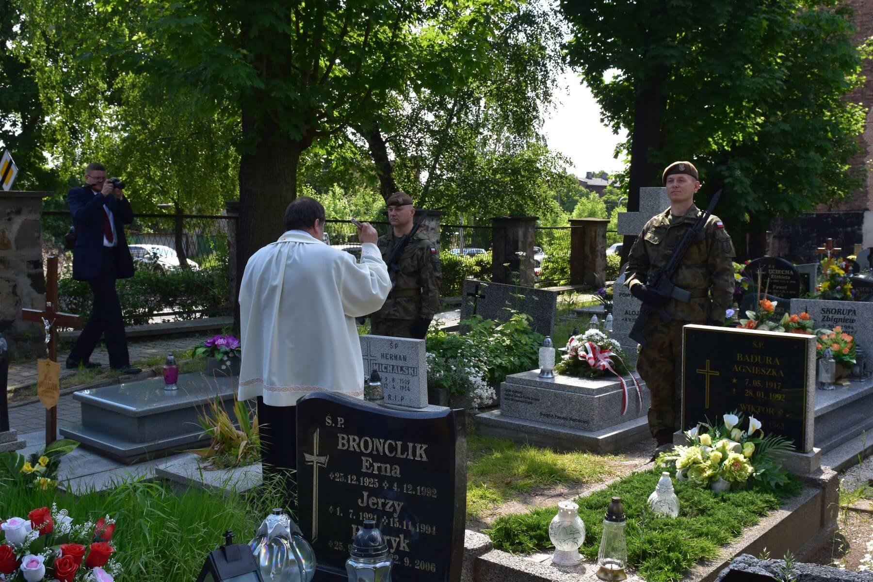 gpoświecenie grobów powstańców