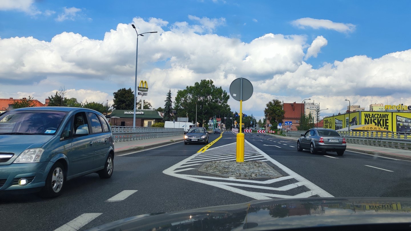 Zwężenie zaczyna się na wysokości McDonaldsa