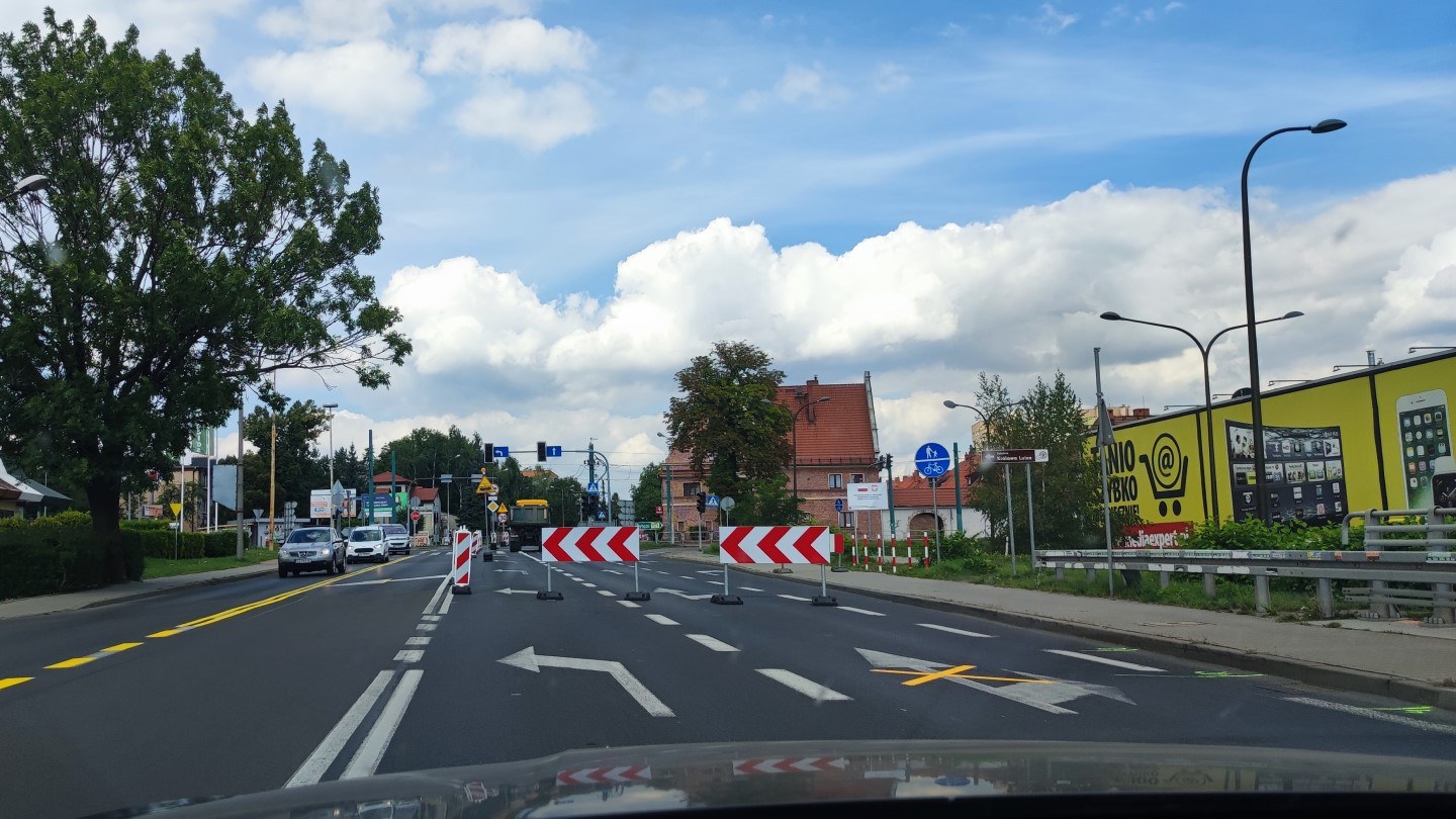 Tu już z czterech pasów robią się dwa. Zwracajcie uwagę na znaki!