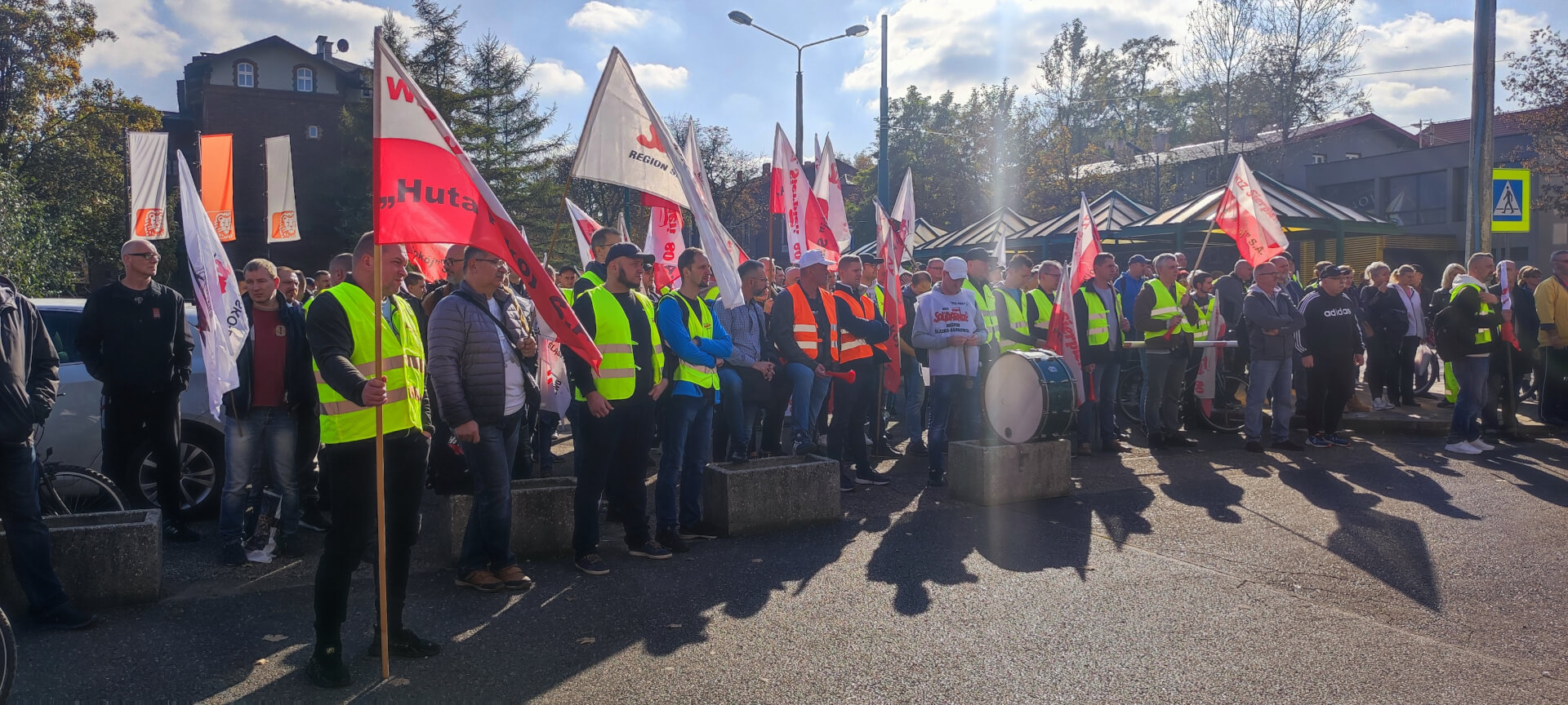 Dziesiątki protestujących przed Hutą Pokój