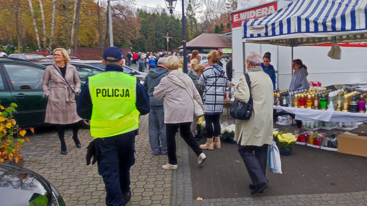 Przy cmentarzach nie brakowało policjantów