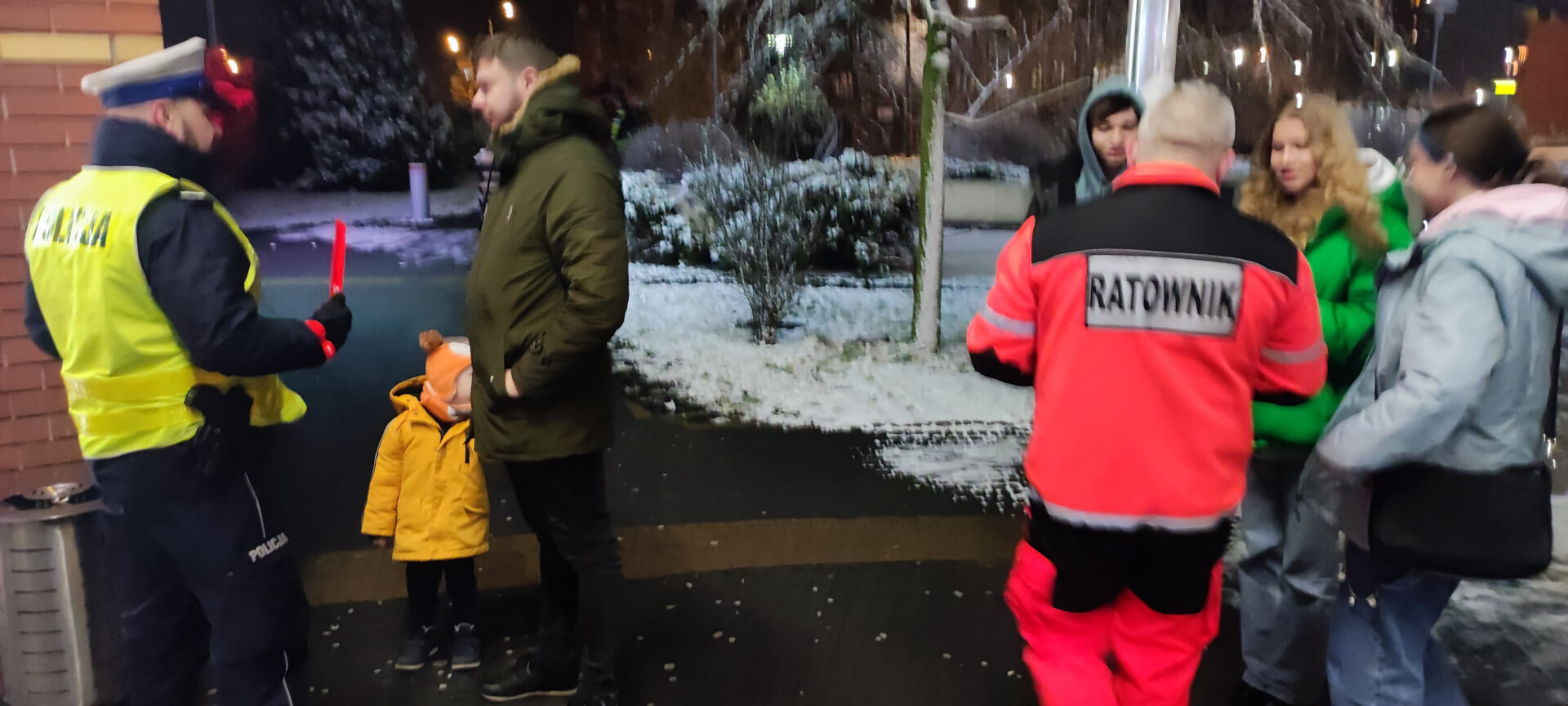 Przed Plazą, w opaskowej akcji