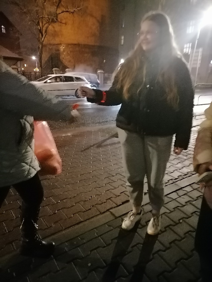Przy skrzyżowaniu często dochodzi do łamania przepisów. Warto być widocznym