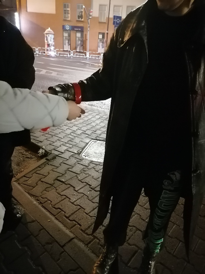Dziewczyny nie dawały szans. Elegancki płaszcz? To będzie elegancka opaska