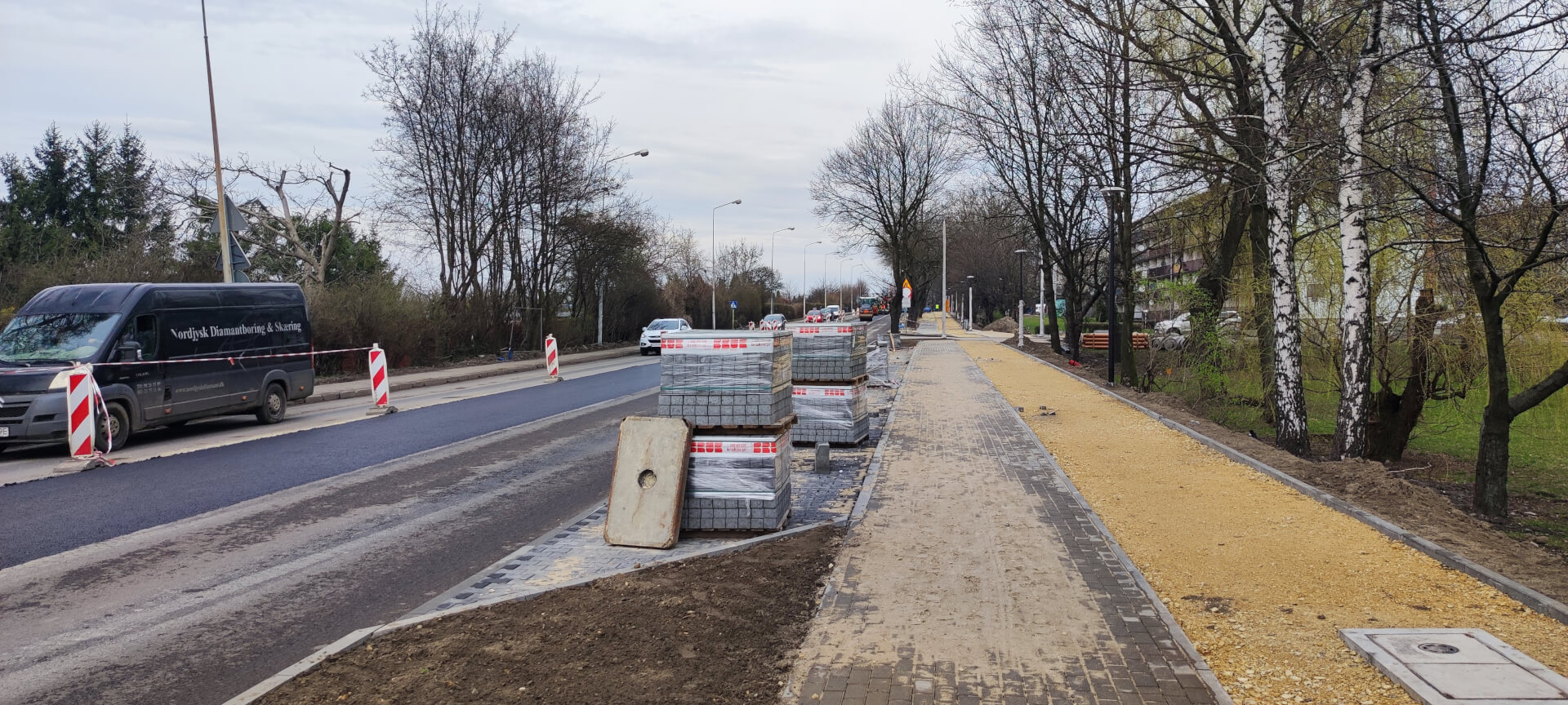 Wzdłuż drogi będą miejsca parkingowe