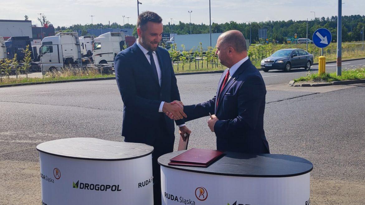 Michał Pierończyk i Maciej Szczyrbowski podpisali dziś umowę na budowę kolejnego odcinka N-S