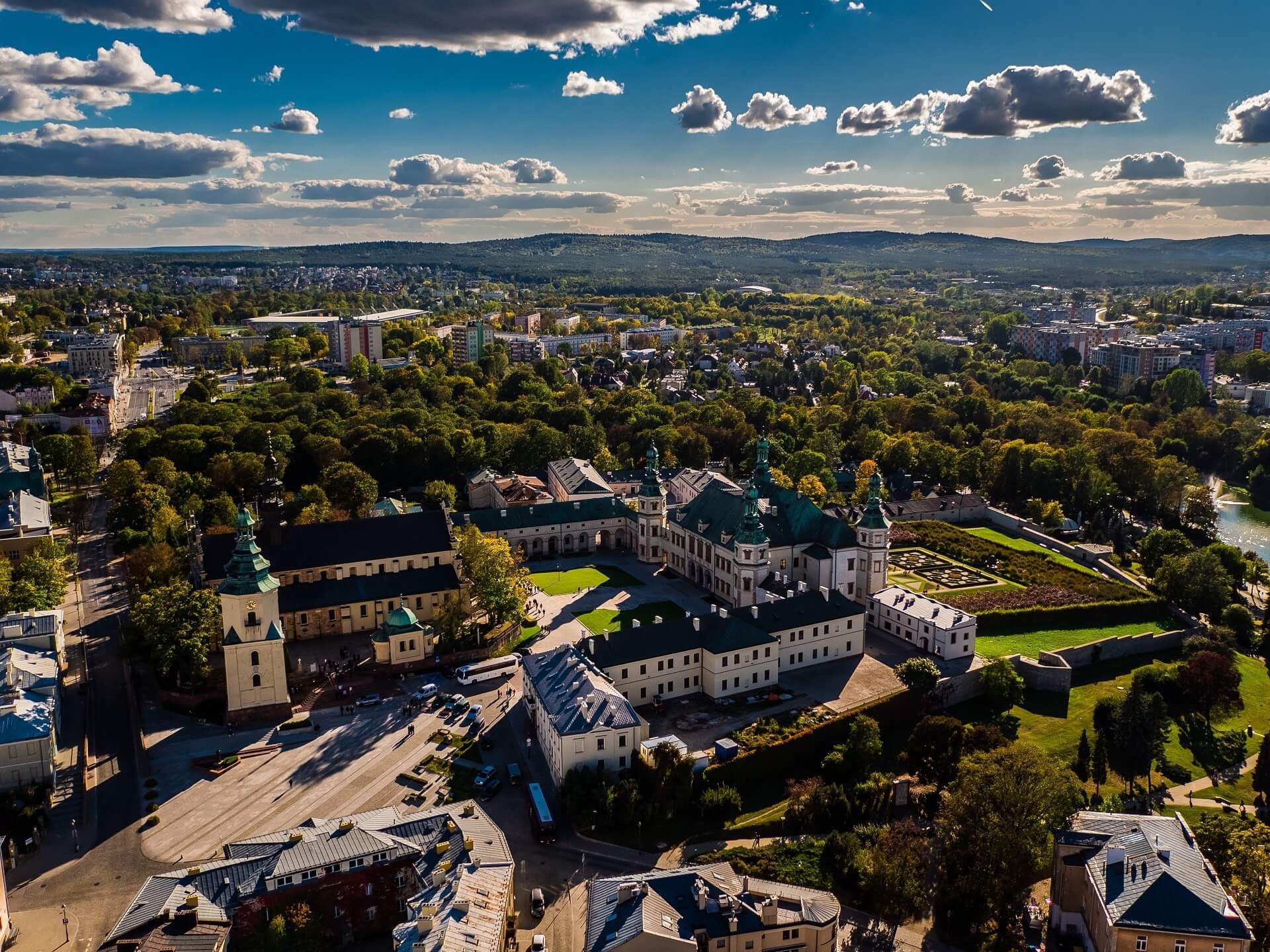 Muzeum Narodowe Kielce i panorama na Góry Świętokrzyskie