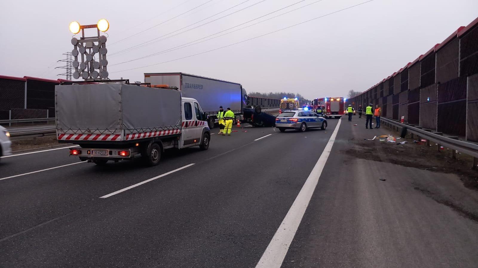 Po uderzeniu w bariery samochód dachował