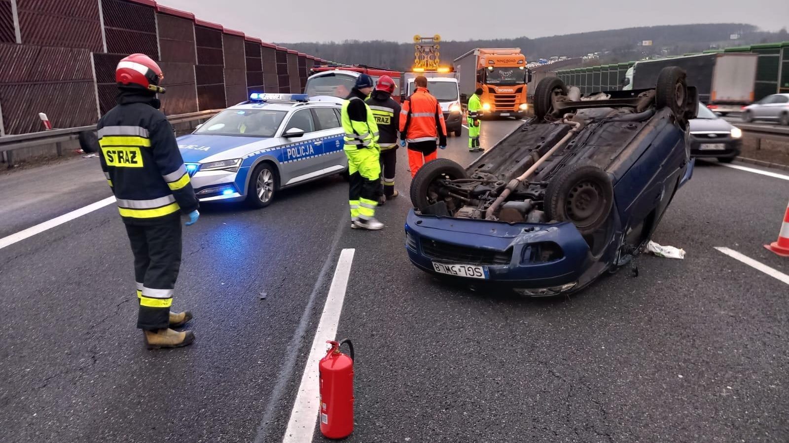 Moment nieuwagi podczas zmiany pasa i dachowanie