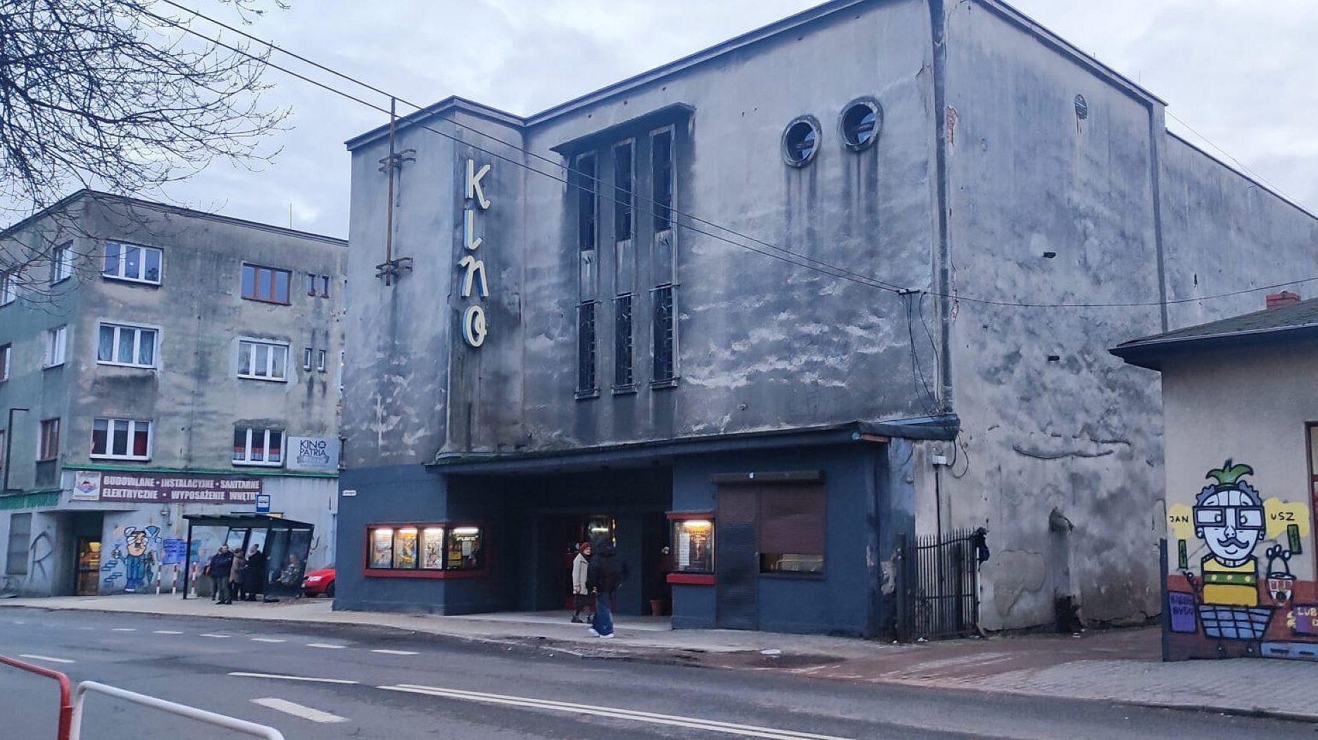 Budynek kina w Nowym Bytomiu powstał w 1937 roku. I od tamtego czasu nie był odnawiany... Budynek kina w Nowym Bytomiu powstał w 1937 roku. I od tamtego czasu nie był odnawiany...