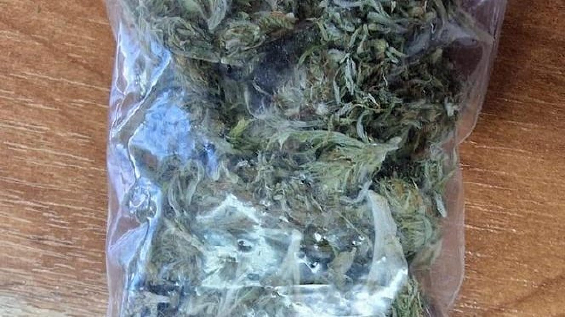 Przy młodym mężczyźnie znaleziono 8 granów marihuany Przy młodym mężczyźnie znaleziono 8 granów marihuany