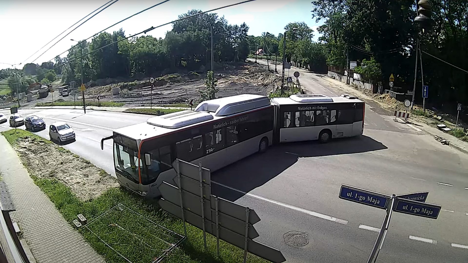 Kierowca autobusu usiłował zawrócić na 1-go Maja w Wirku Kierowca autobusu usiłował zawrócić na 1-go Maja w Wirku
