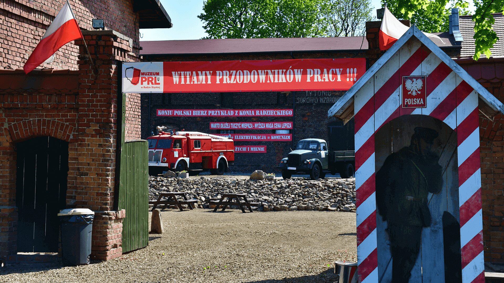 Na wejściu strażnik i patriotyczne hasła Na wejściu strażnik i patriotyczne hasła