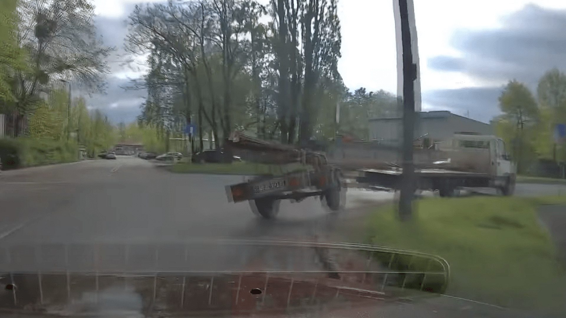 Nieudany skręt - kadr z filmu przesłanego na STOP PIRAT Nieudany skręt - kadr z filmu przesłanego na STOP PIRAT