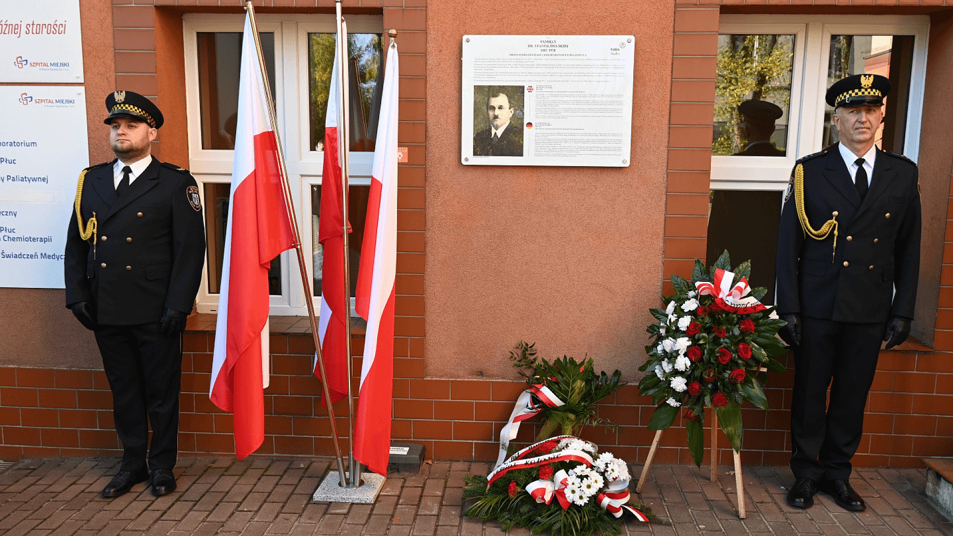 Tablica upamiętniająca doktora Skibę na elewacji szpitala w Bielszowicach Tablica upamiętniająca doktora Skibę na elewacji szpitala w Bielszowicach