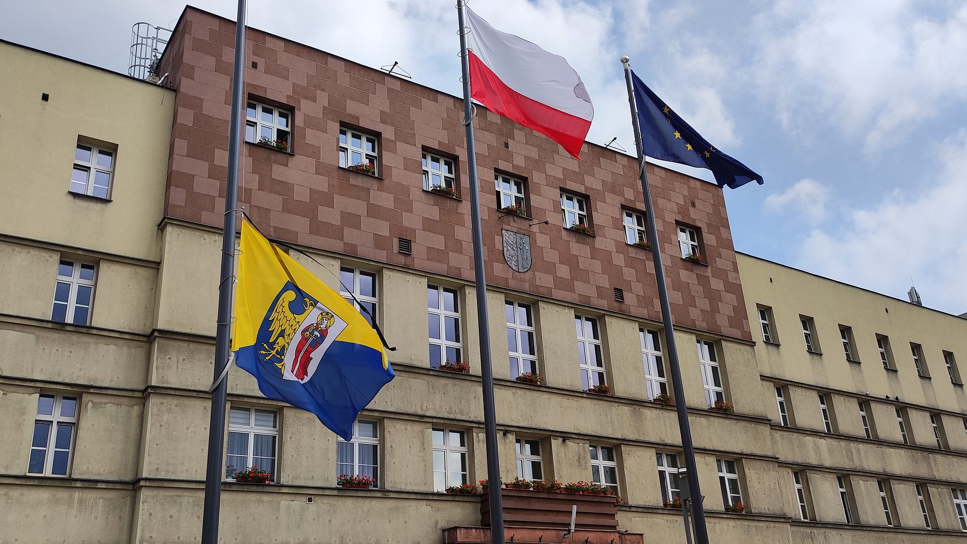 Na znak żałoby flagę opuszczono do połowy masztu Na znak żałoby flagę opuszczono do połowy masztu
