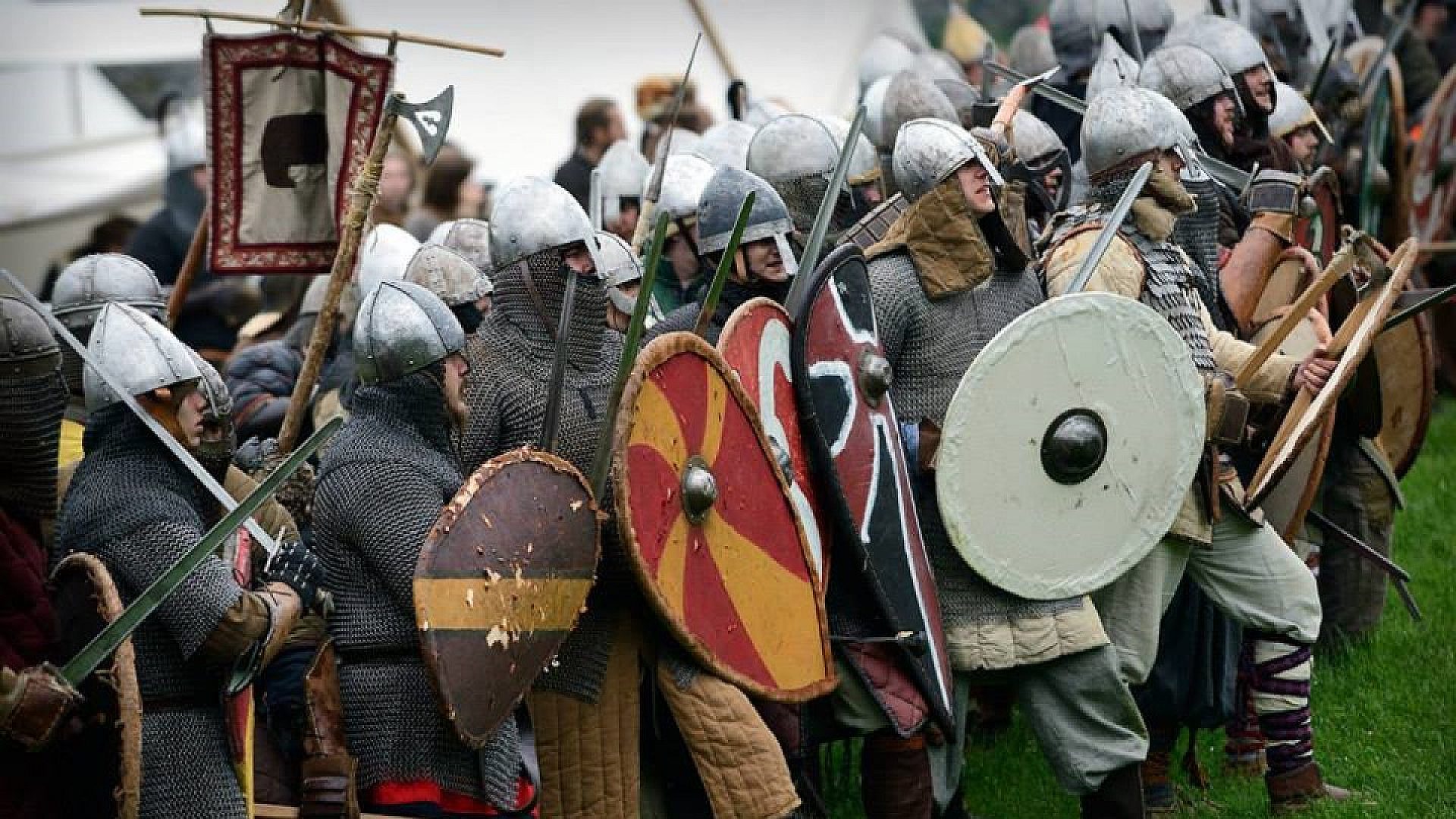Jak średniowiecze, to i bitwy. Dawni wojowie zaprezentują się w boju. Jak średniowiecze, to i bitwy. Dawni wojowie zaprezentują się w boju.