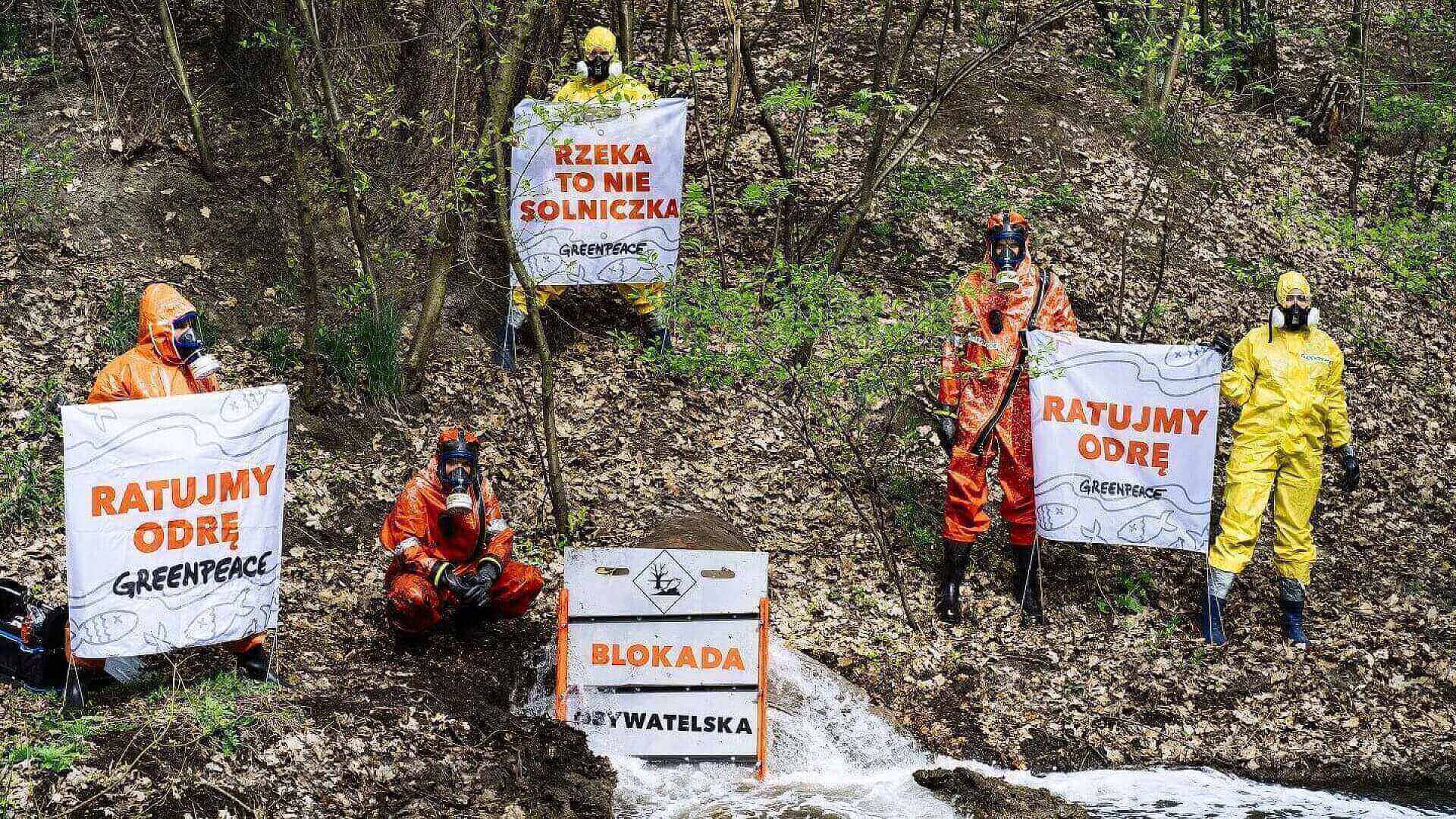 Greenpeace w Halembie zablokował zrzut ścieków do Kłodnicy Greenpeace w Halembie zablokował zrzut ścieków do Kłodnicy