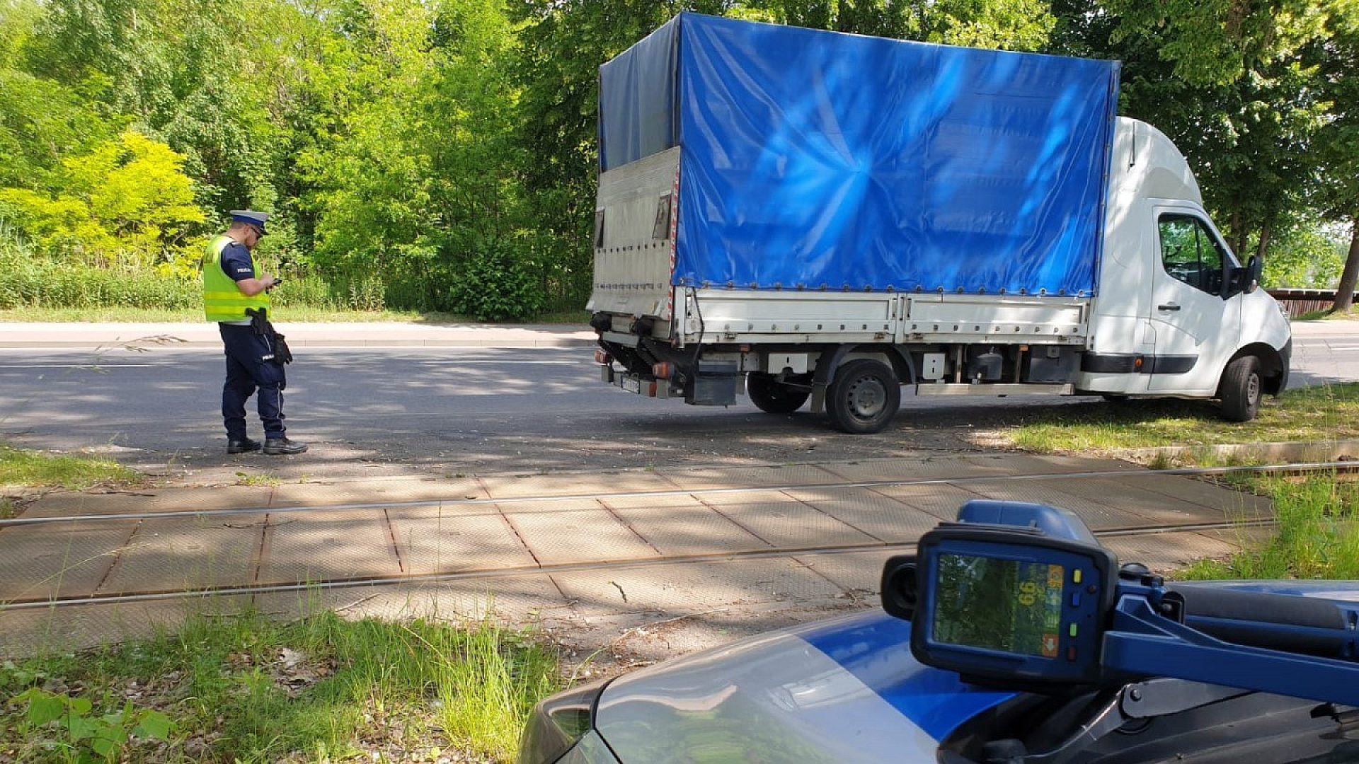 Przekroczenie prędkości w rejonie przejścia dla pieszych. 200 zł mandatu, ale dodatkowo okazało się, że pojazd nie miał ważnych badań technicznych... Przekroczenie prędkości w rejonie przejścia dla pieszych. 200 zł mandatu, ale dodatkowo okazało się, że pojazd nie miał ważnych badań technicznych...