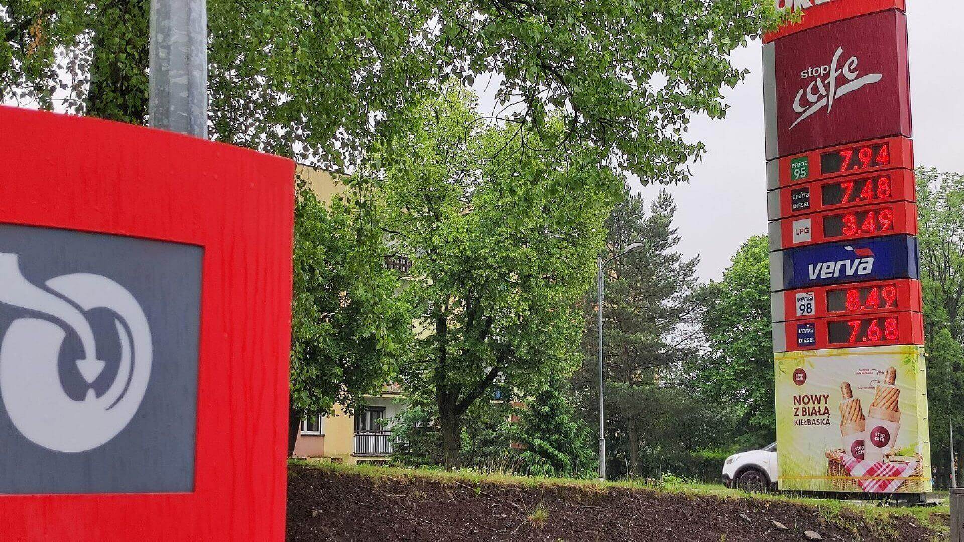 Cena E95 nieubłaganie zbliża się do 8 zł. Wprawdzie wyświetlacze jeszcze nie przygotowane na dwucyfrowe kwoty, ale miejsce na doklejenie jedynki jest... Cena E95 nieubłaganie zbliża się do 8 zł. Wprawdzie wyświetlacze jeszcze nie przygotowane na dwucyfrowe kwoty, ale miejsce na doklejenie jedynki jest...