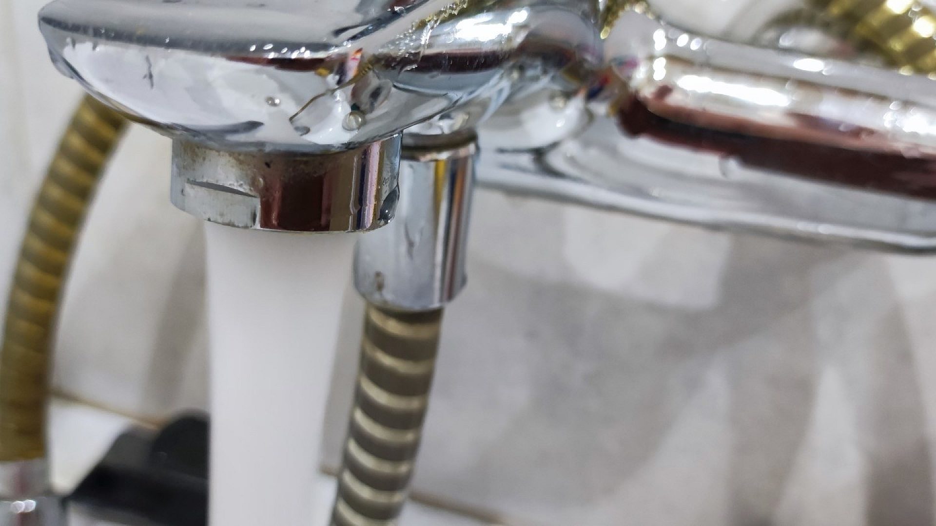 Pani sprawdzi, czy woda leci - metoda oszustów wciąż skuteczna Pani sprawdzi, czy woda leci - metoda oszustów wciąż skuteczna