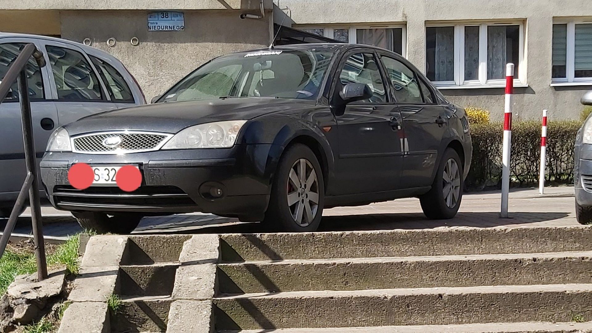 Parkowanie przy wieżowcu w ten sposób - to częsty widok. Dla właściciela - karny k.... Parkowanie przy wieżowcu w ten sposób - to częsty widok. Dla właściciela - karny k....