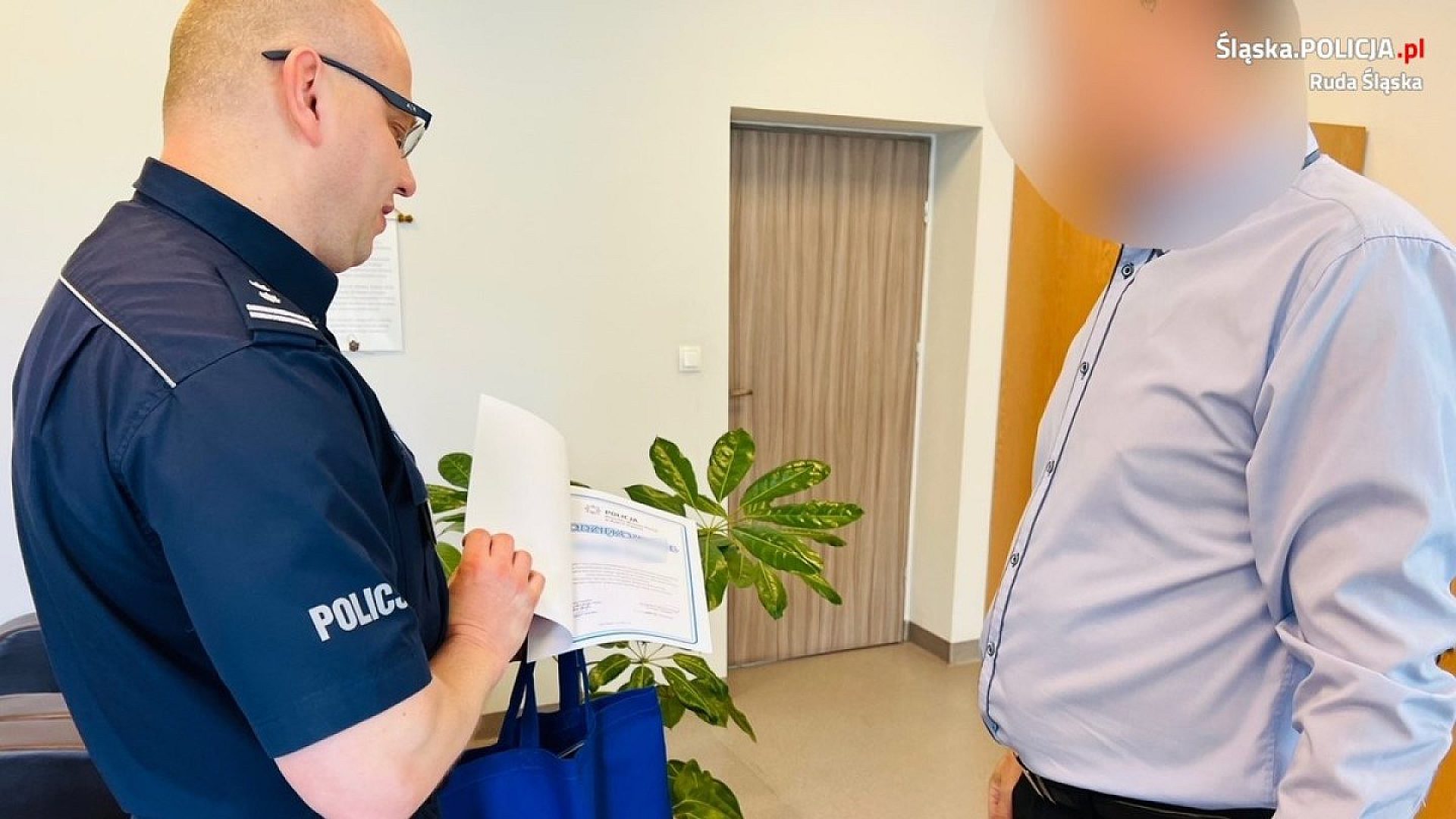 Podziękowania i skromne upominki od policji za obywatelską postawę Podziękowania i skromne upominki od policji za obywatelską postawę