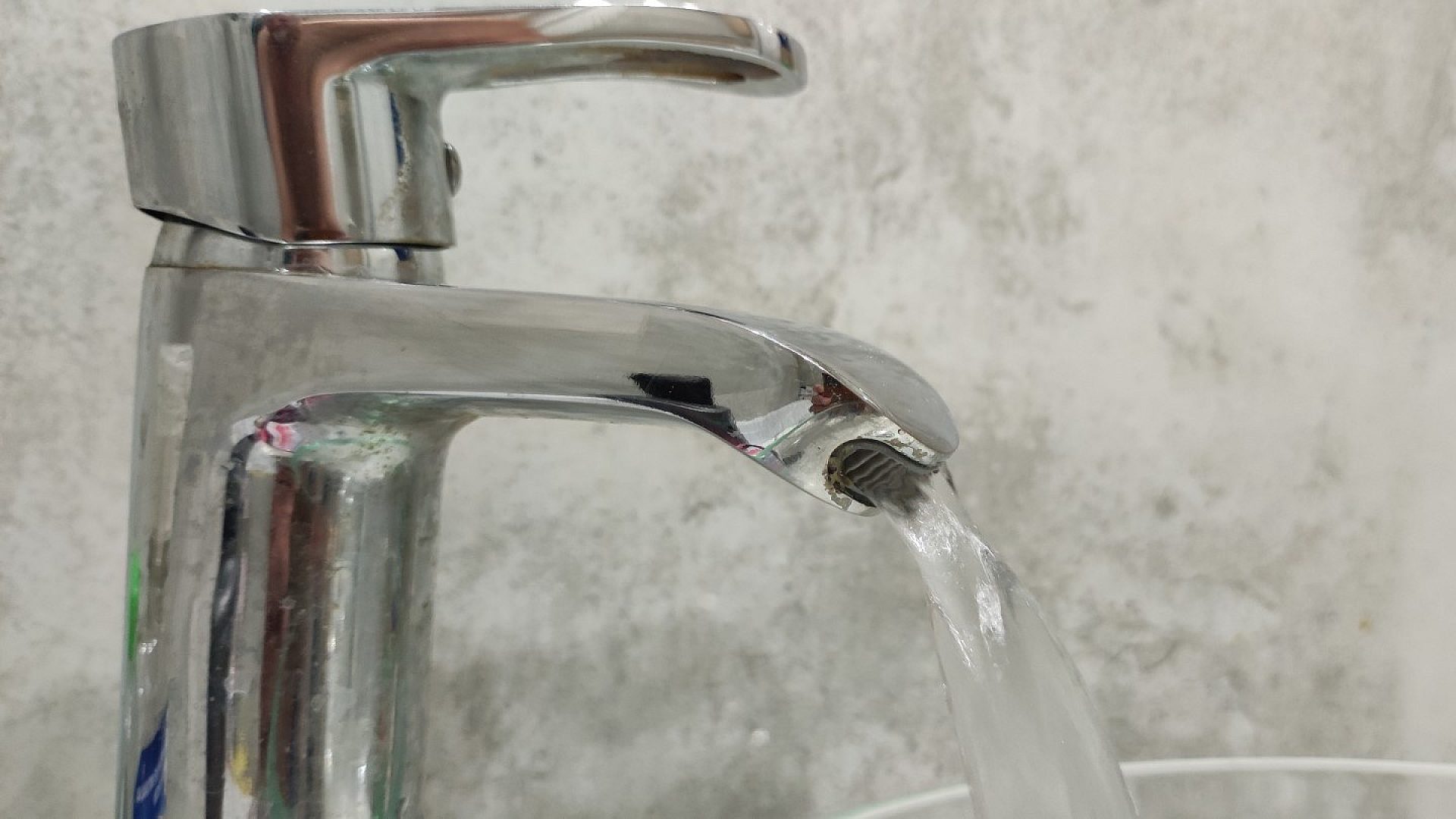 Oszuści mówią, że chcą sprawdzić ciśnienie w kranach Oszuści mówią, że chcą sprawdzić ciśnienie w kranach