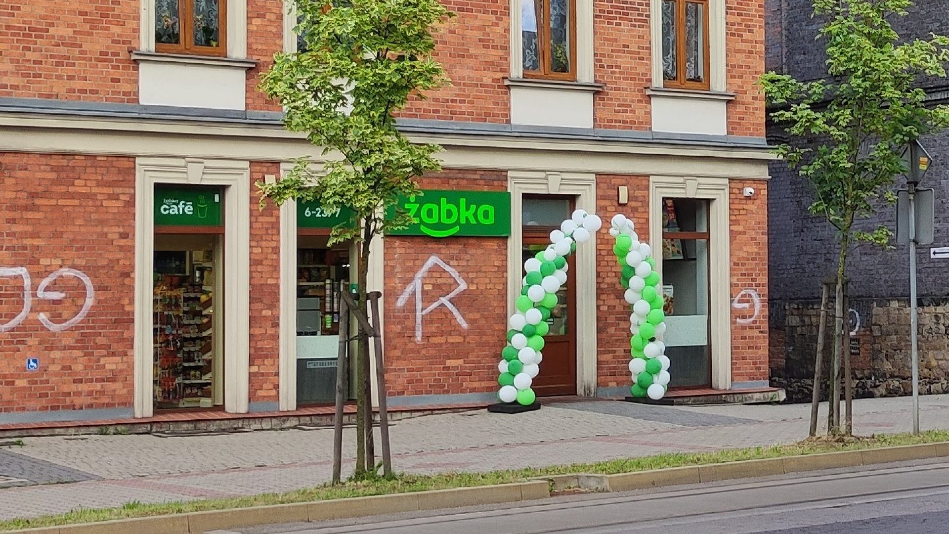 Żabka na Żabce - na odcinku 350 metrów są cztery Żabka na Żabce - na odcinku 350 metrów są cztery