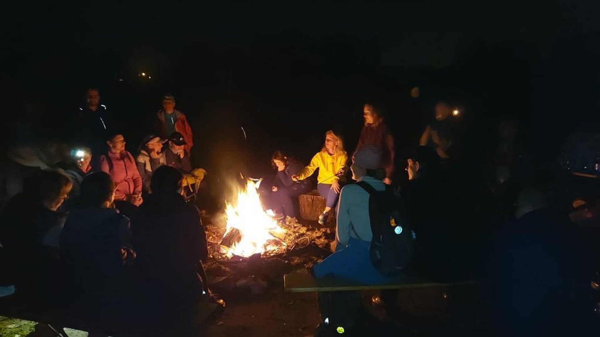 Świetlikowy spacer to okazja do wspólnego ogniska i zabawy Świetlikowy spacer to okazja do wspólnego ogniska i zabawy