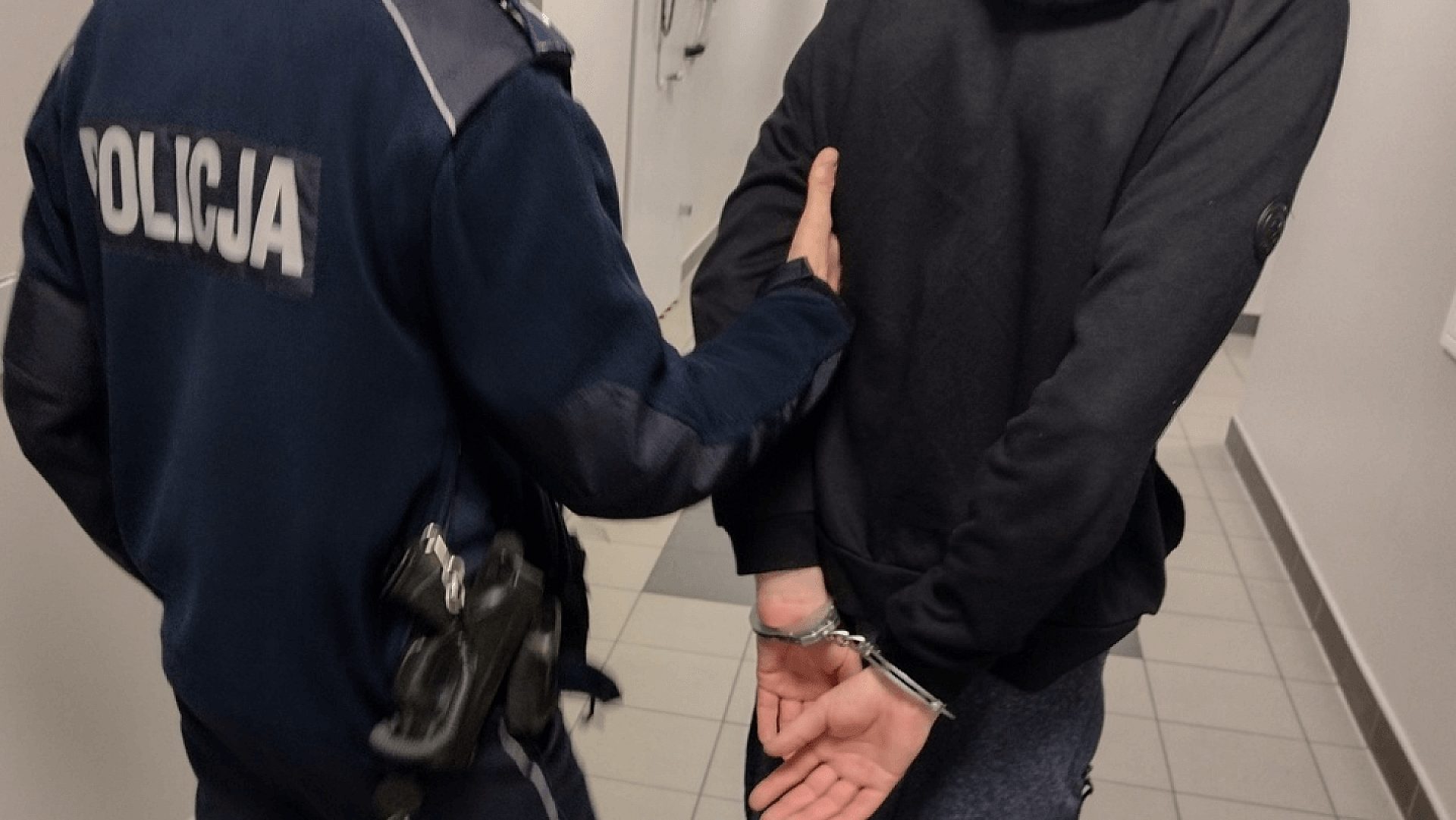 Dwaj złodzieje już w rękach policji. Ukradli ubrania sportowe ze sklepu w Goduli Dwaj złodzieje już w rękach policji. Ukradli ubrania sportowe ze sklepu w Goduli