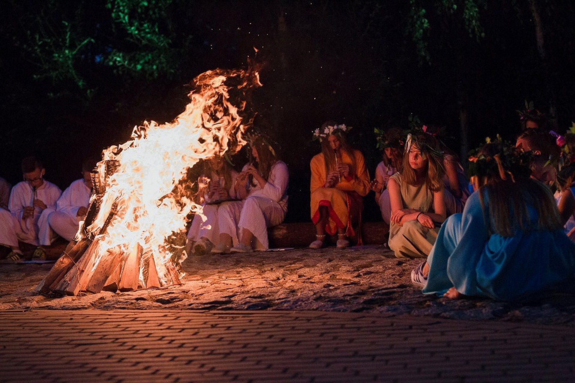 Nieodłącznym elementem Nocy Świętojańskiej jest wspólna zabawa przy ognisku Nieodłącznym elementem Nocy Świętojańskiej jest wspólna zabawa przy ognisku