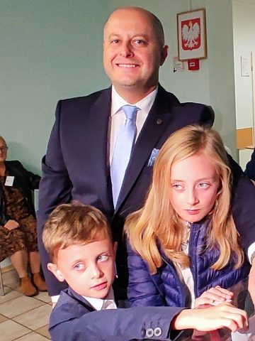 Rodzina Pierończyków razem przy urnie wyborczej Rodzina Pierończyków razem przy urnie wyborczej