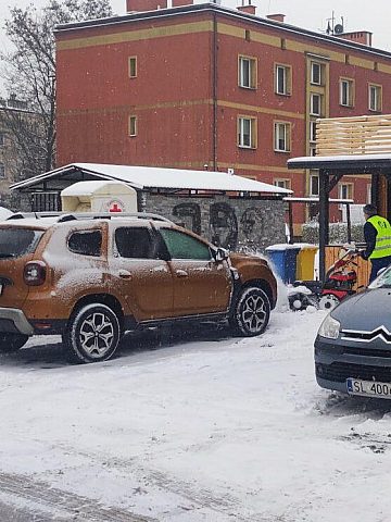 Chodniki od rana odśnieżane szczotkami Chodniki od rana odśnieżane szczotkami