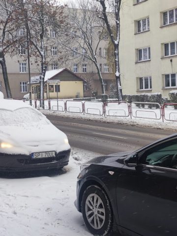 Nie zapomnijcie o odśnieżeniu pojazdów Nie zapomnijcie o odśnieżeniu pojazdów