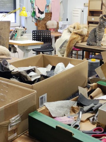 Szycie futra to mozolny proces Szycie futra to mozolny proces