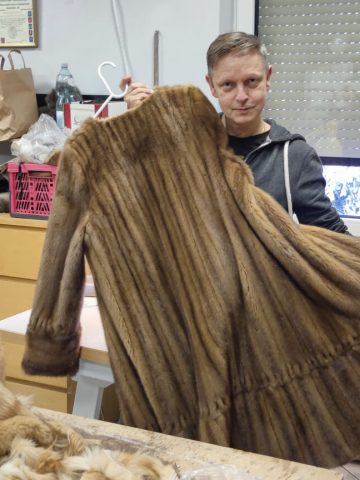 Płaszcze, kurtki, kamizelki, opaski na głowę... Wszystko co ma włos - mówi Krzysztof Szmyt Płaszcze, kurtki, kamizelki, opaski na głowę... Wszystko co ma włos - mówi Krzysztof Szmyt