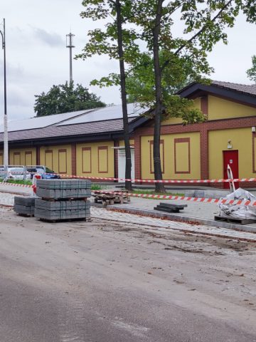 Jeszcze w trakcie budowy - przystanek przy Biedrze Jeszcze w trakcie budowy - przystanek przy Biedrze