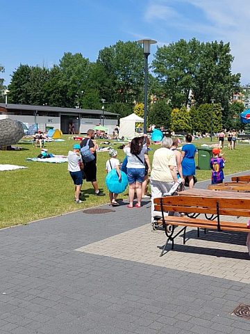 Doskonała pogoda od samego rana przyciągnęła gości Doskonała pogoda od samego rana przyciągnęła gości