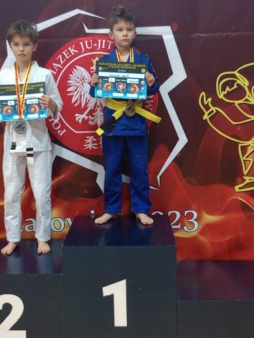 Dumni zwycięzcy na podium Dumni zwycięzcy na podium