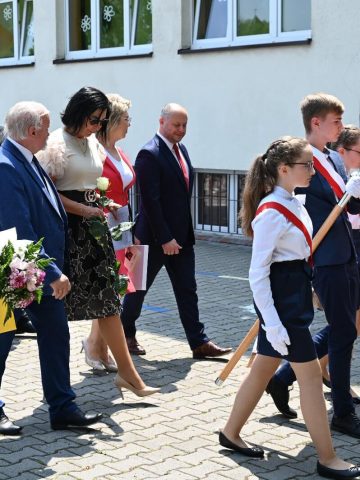 Kwiaty przed tablicą złożyli włodarze miasta i przedstawiciele IPN Kwiaty przed tablicą złożyli włodarze miasta i przedstawiciele IPN