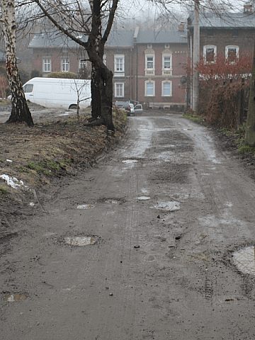Dziury i błoto - ulica Żeleńskiego w Rudzie Dziury i błoto - ulica Żeleńskiego w Rudzie