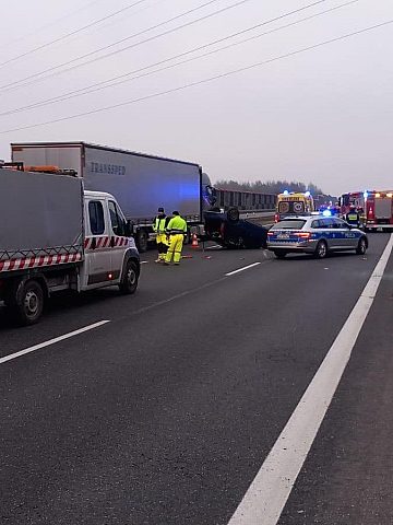 Po uderzeniu w bariery samochód dachował Po uderzeniu w bariery samochód dachował