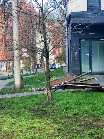 Pijany Ukrainiec zniszczył ławeczki Pijany Ukrainiec zniszczył ławeczki