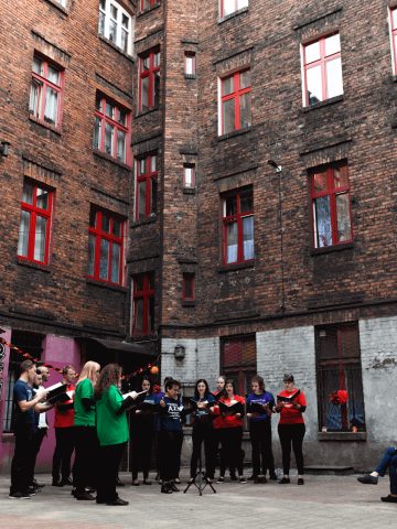 Na placu pomiędzy kamienicami rozbrzmi chóralny śpiew Na placu pomiędzy kamienicami rozbrzmi chóralny śpiew