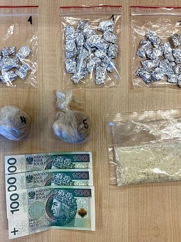 Jej 8 lat młodszy małżonek wolał inne towary - dilował narkotykami i papierosami Jej 8 lat młodszy małżonek wolał inne towary - dilował narkotykami i papierosami